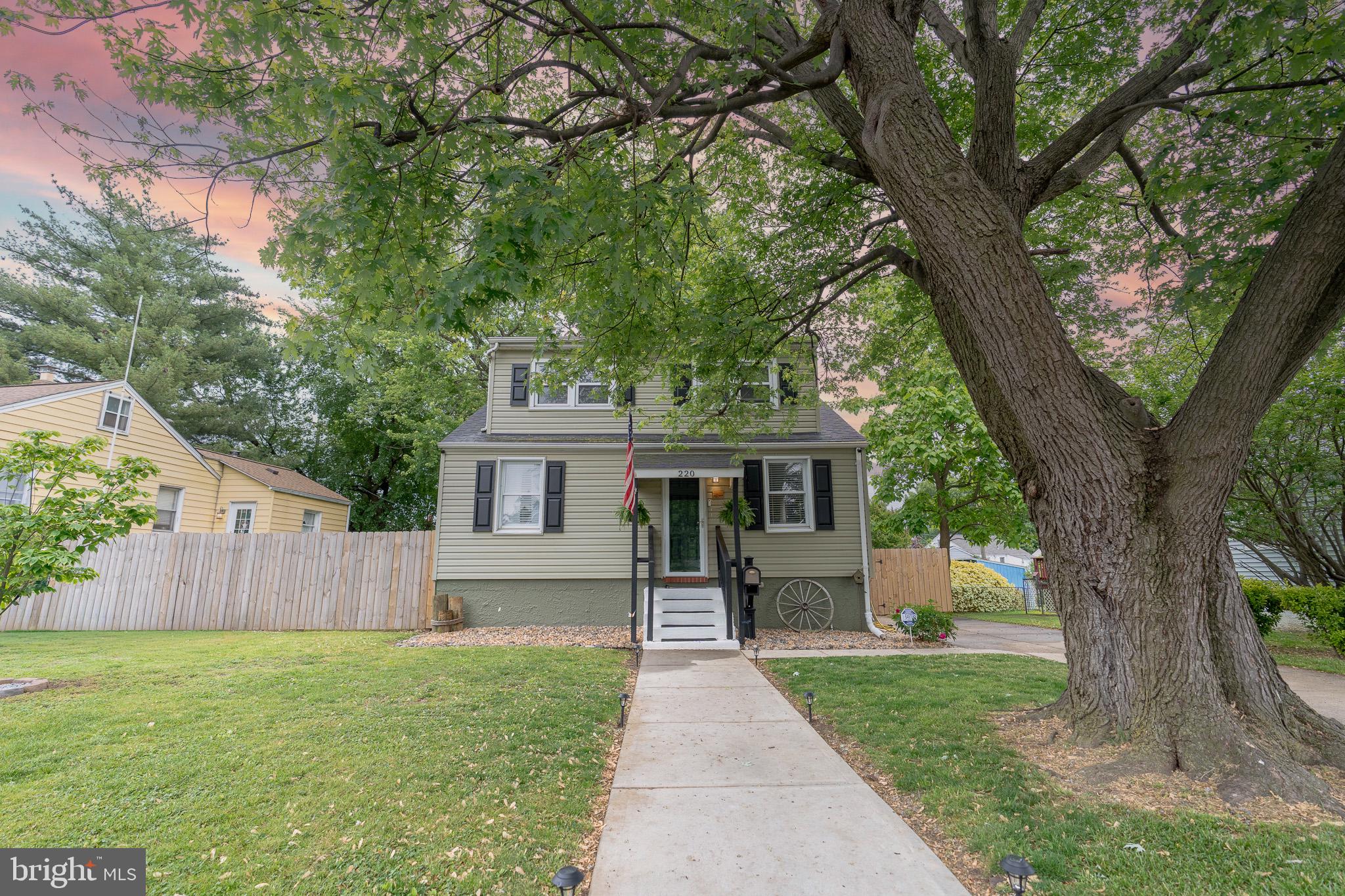 220 Pinewood Road Baltimore, MD 21222 - Photo 30 of 45 a front view of house with yard and green space