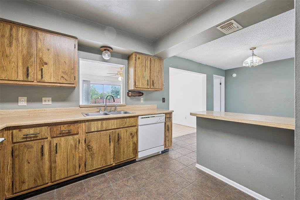 8723 Hill Pine Road Orlando, FL 32825 - Photo 8 of 23