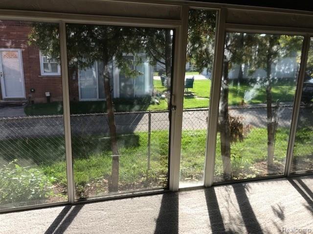 999 Roslyn Road Grosse Pointe Woods, MI 48236 - Photo 10 of 17