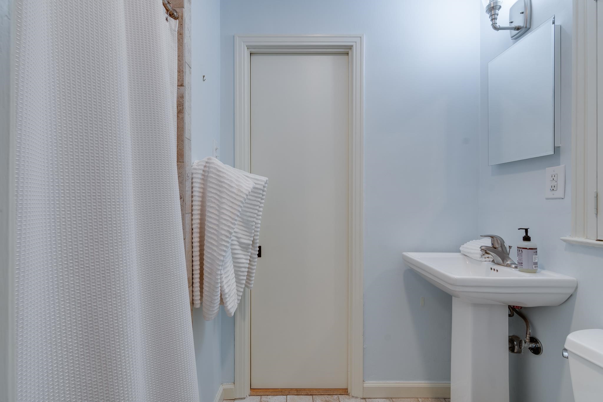 4281 Minden Road Memphis, TN 38117 - Photo 25 of 40 a bathroom with a sink a mirror and toilet