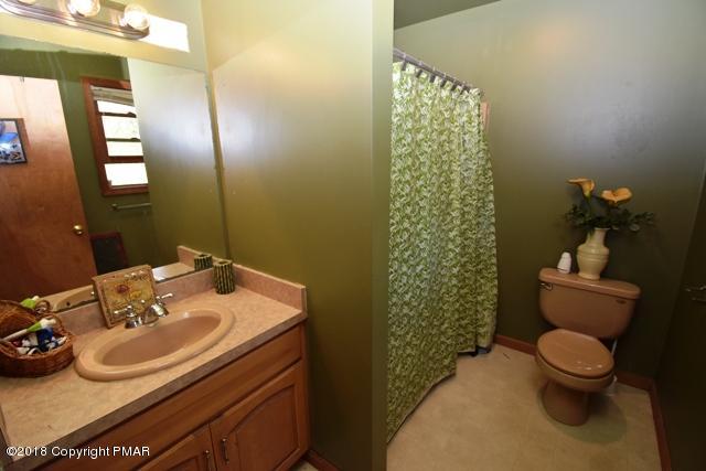 5033 Pine Ridge Road East Stroudsburg, PA 18302 - Photo 14 of 21 master bath