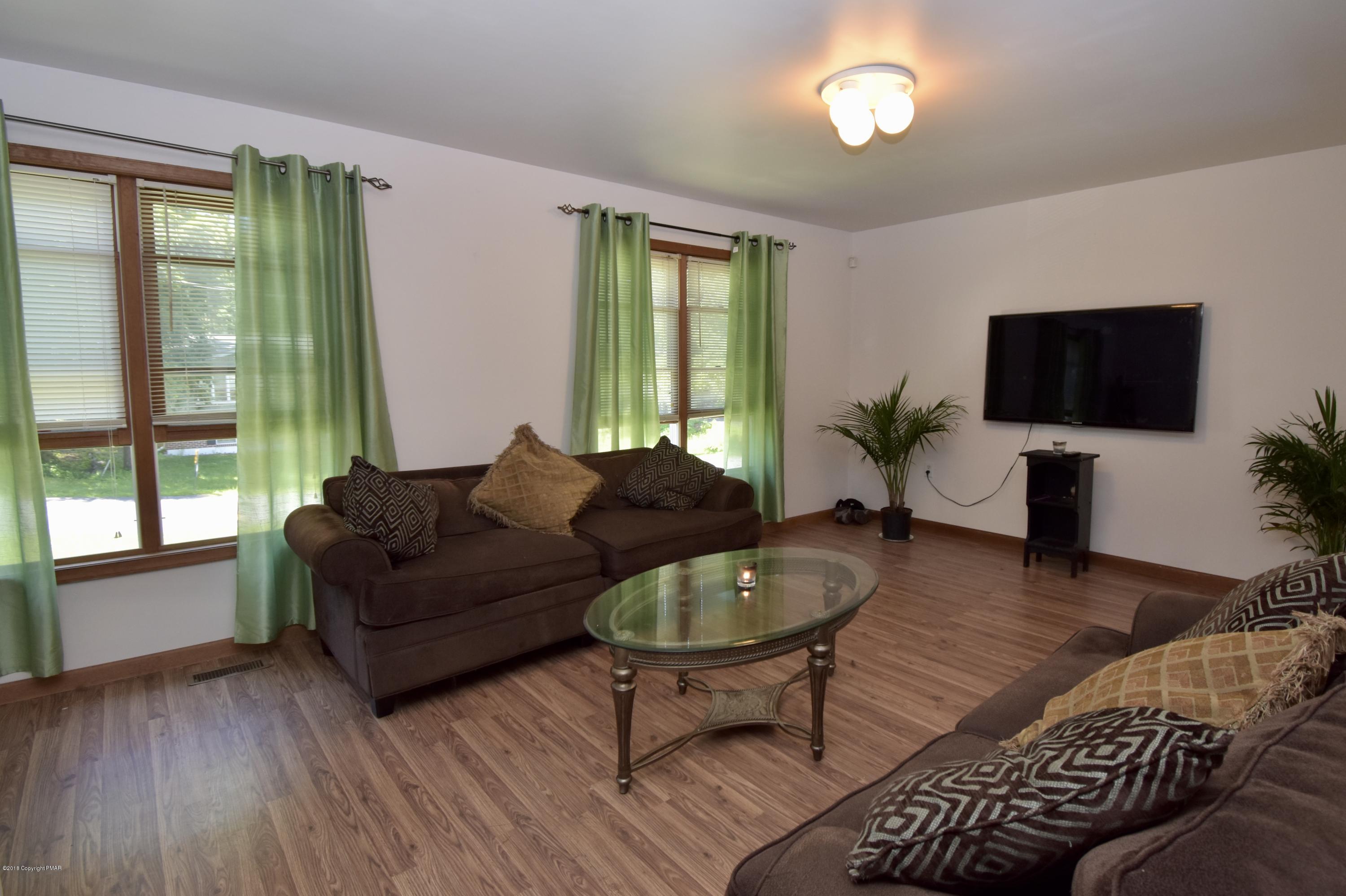 5033 Pine Ridge Road East Stroudsburg, PA 18302 - Photo 6 of 21 living room