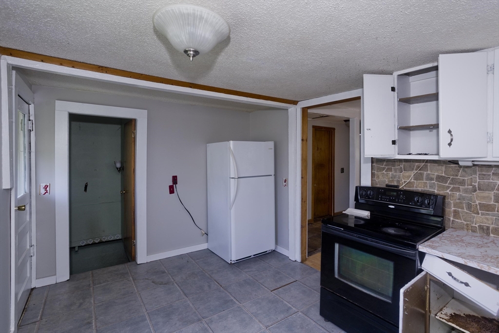 135 Lucerne Road Springfield, MA 01119 - Photo 12 of 40