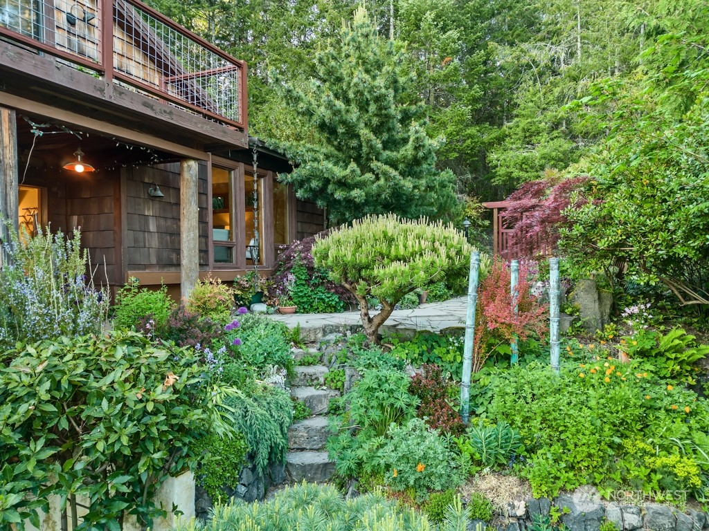 5610 Cape George Road Port Townsend, WA 98368 - Photo 27 of 37 front view of house with a yard