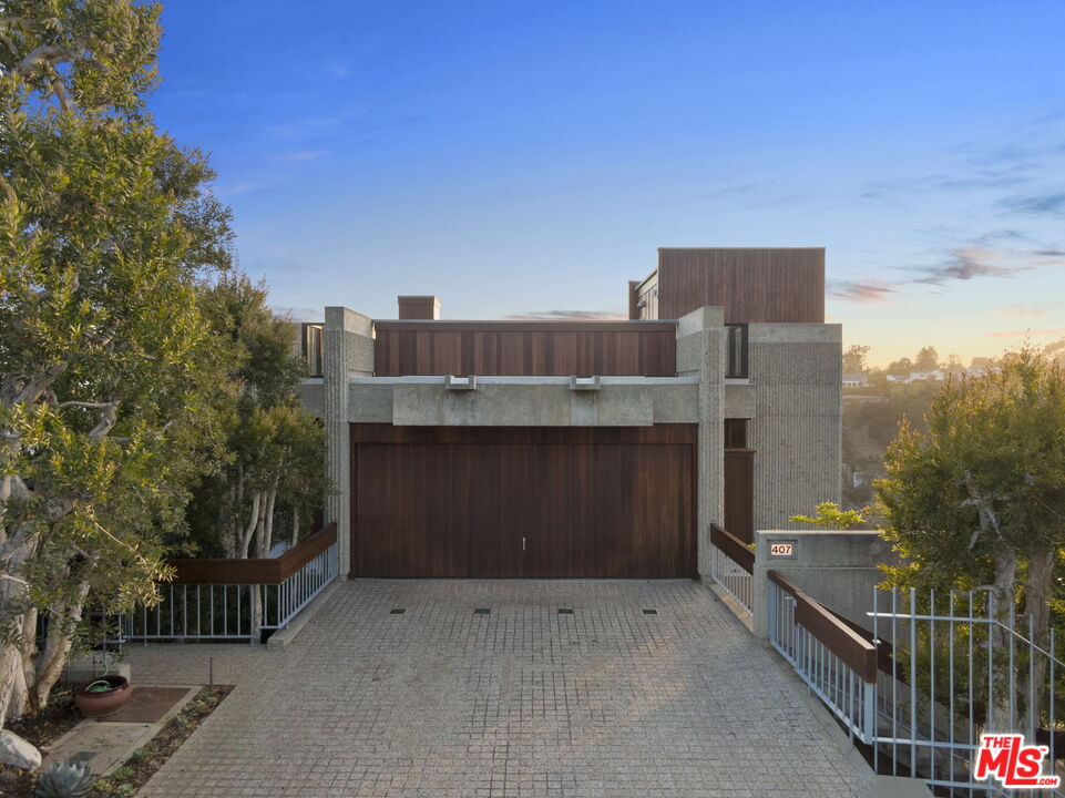 407 Upper Mesa Road Santa Monica, CA 90402 - Photo 14 of 54 a view of a terrace