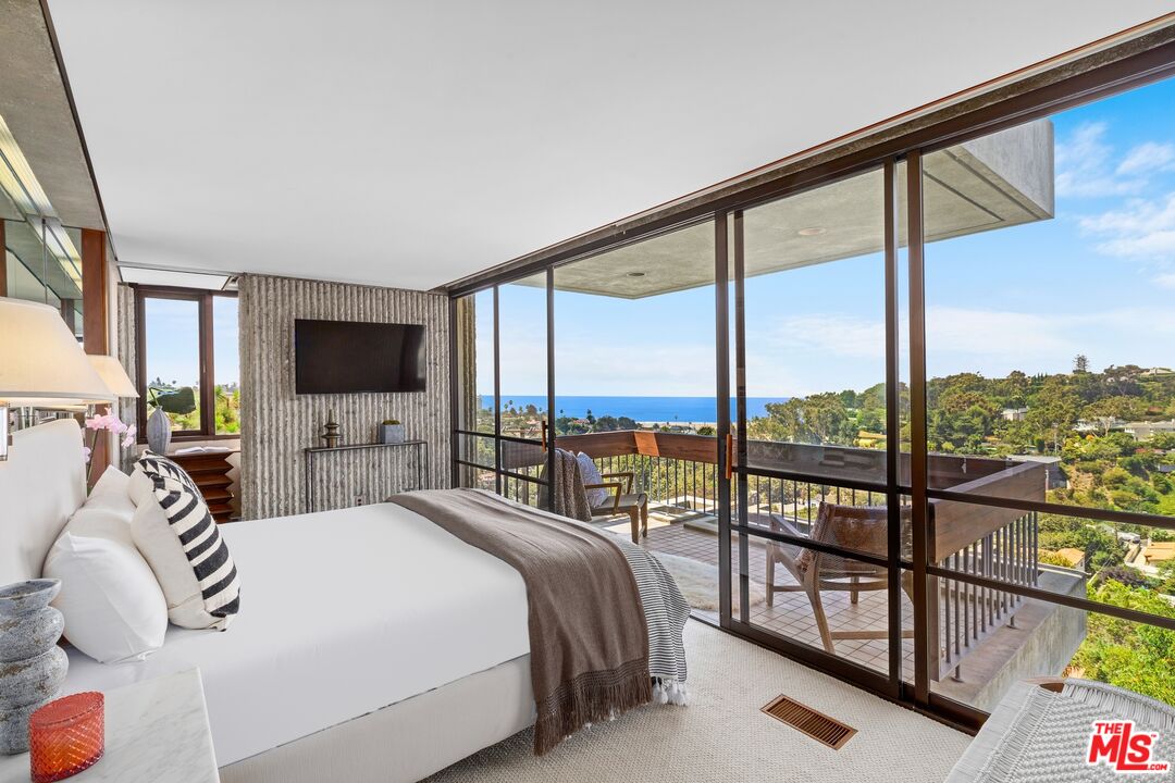 407 Upper Mesa Road Santa Monica, CA 90402 - Photo 6 of 54