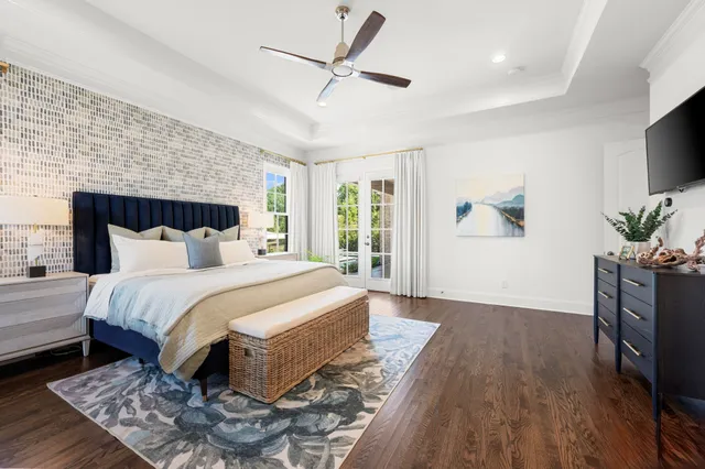 a view of a house with backyard and tree