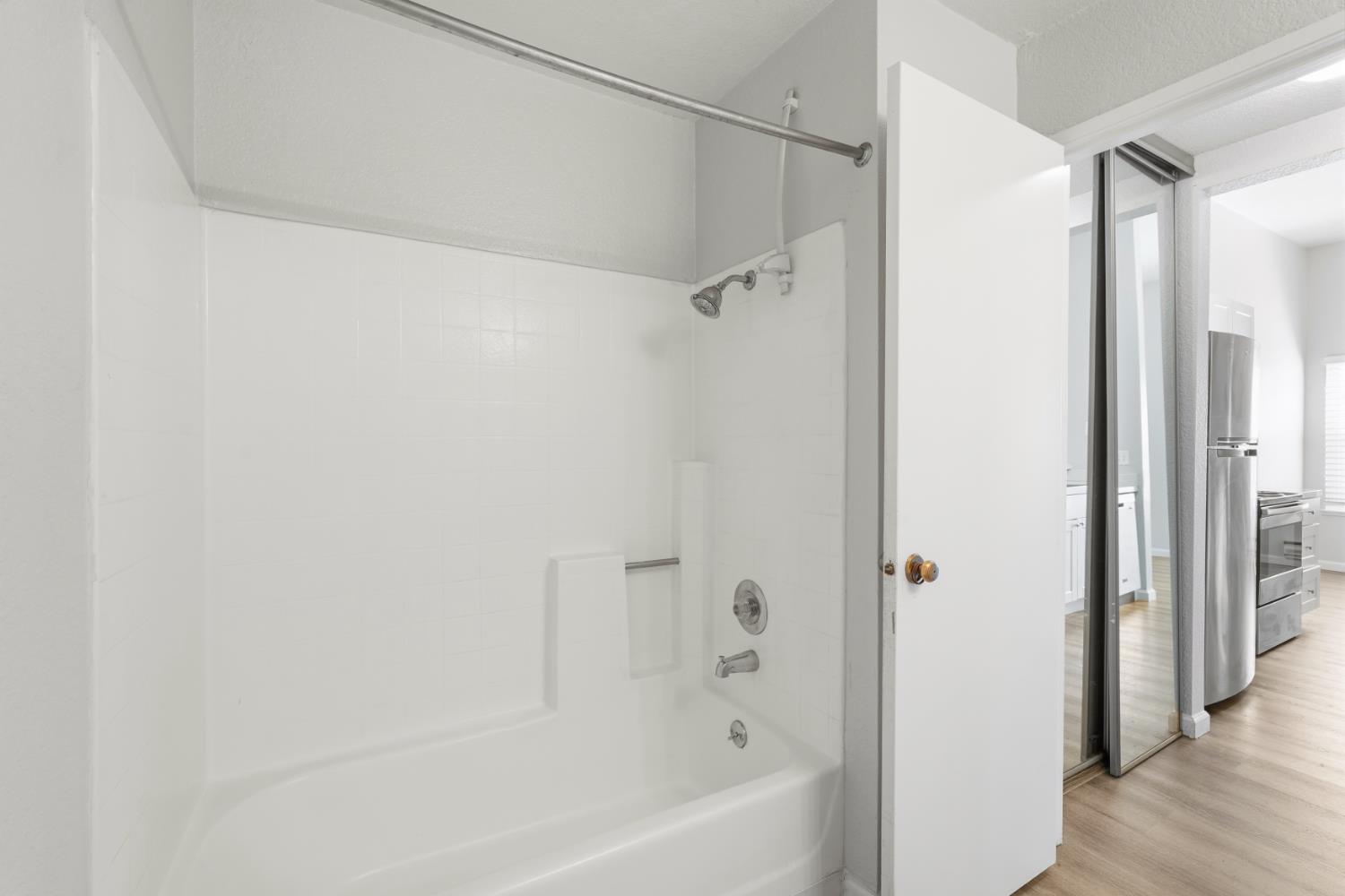 3 Lancaster Circle, Unit 209 Bay Point, CA 94565 - Photo 18 of 30 a bathroom with a bathtub