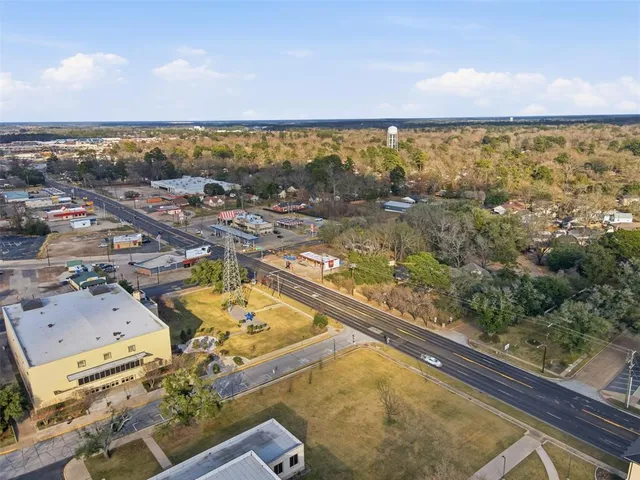 an aerial view of residential building and lake