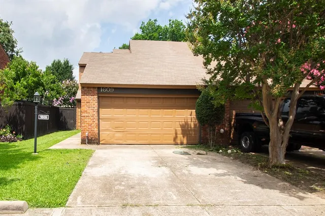 $2,200 | 1609 Brentwood Drive, Irving, TX 75061