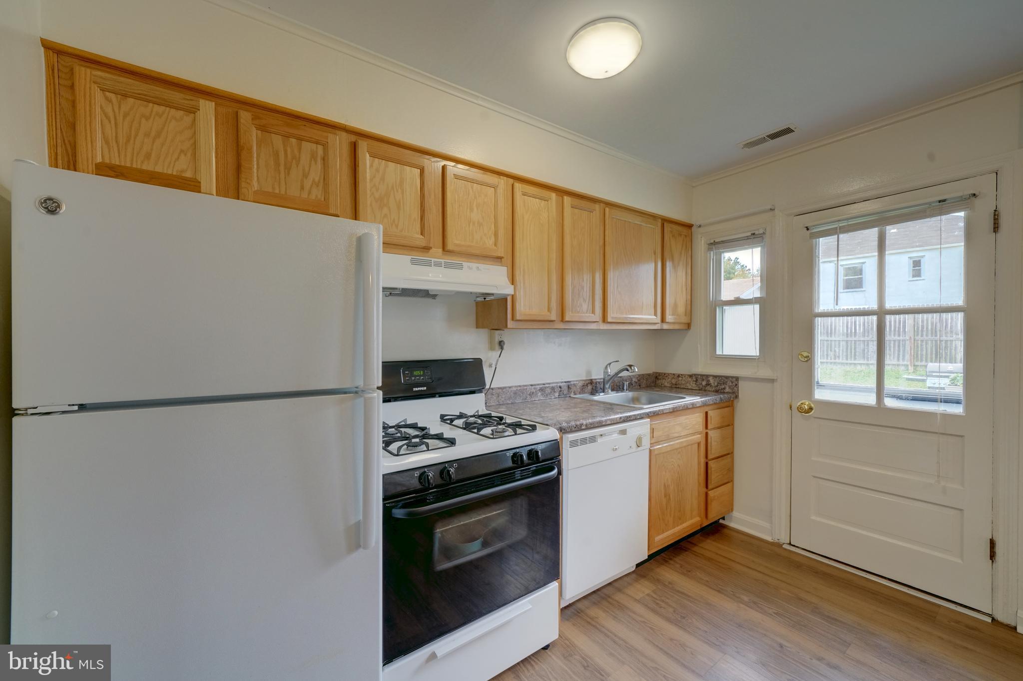 539 St Patrick Road Baltimore, MD 21206 - Photo 14 of 33 Oak cabinetry
