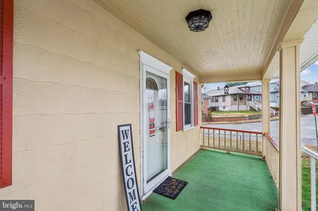 a view of entryway with a front door