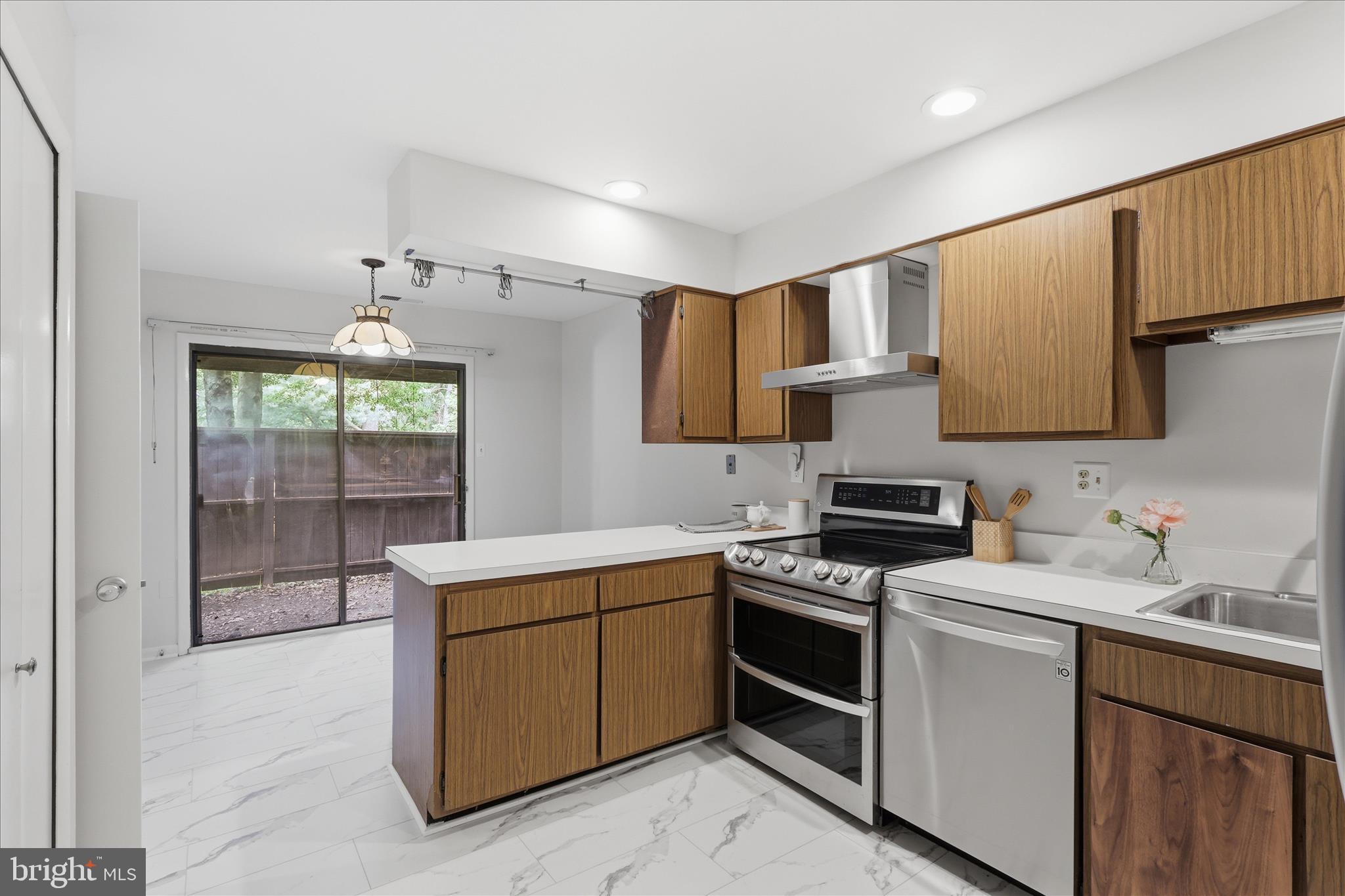 2043 Wethersfield Court Reston, VA 20191 - Photo 10 of 41