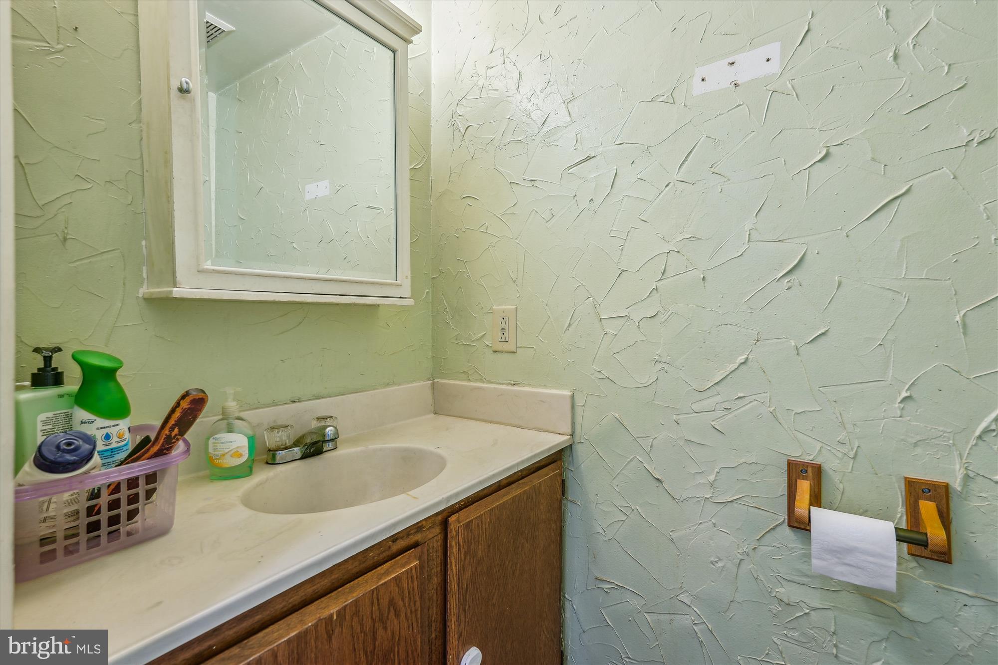 18628 Mateny Road Germantown, MD 20874 - Photo 16 of 63 Powder Room