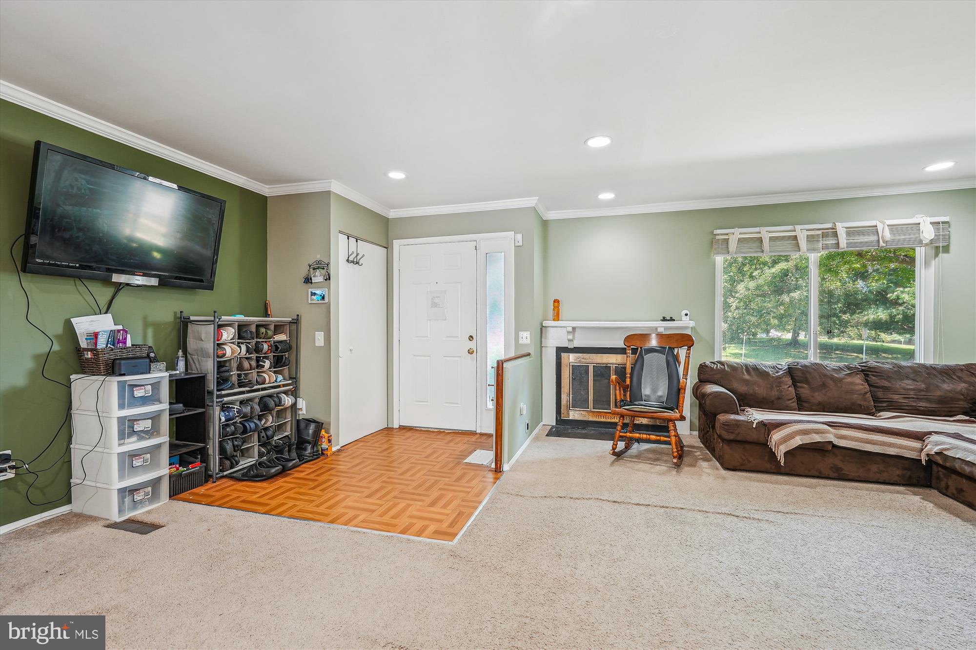 18628 Mateny Road Germantown, MD 20874 - Photo 8 of 63 Living Room
