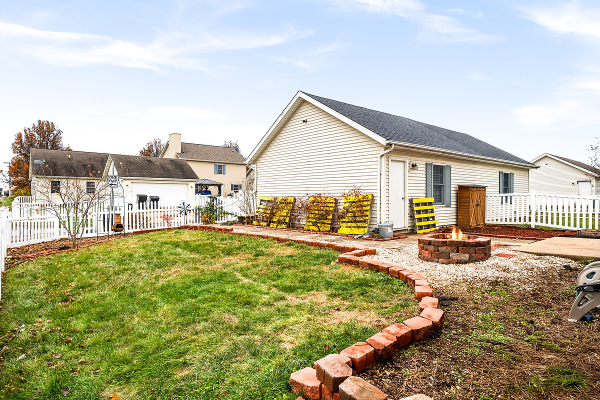 1005 Perry Lane Normal, IL 61761 - Photo 19 of 21 a view of a house with swimming pool and sitting area