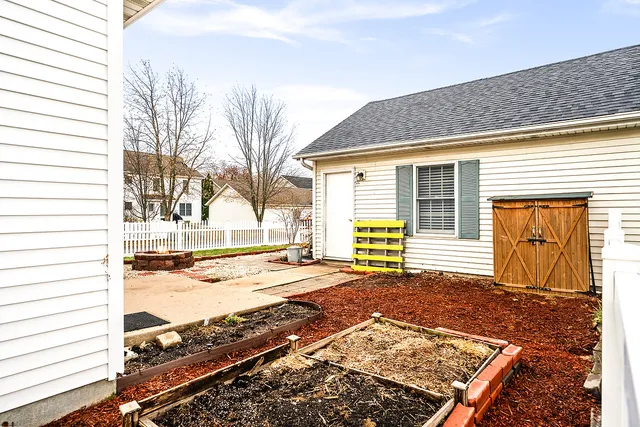 a view of an house with swimming pool