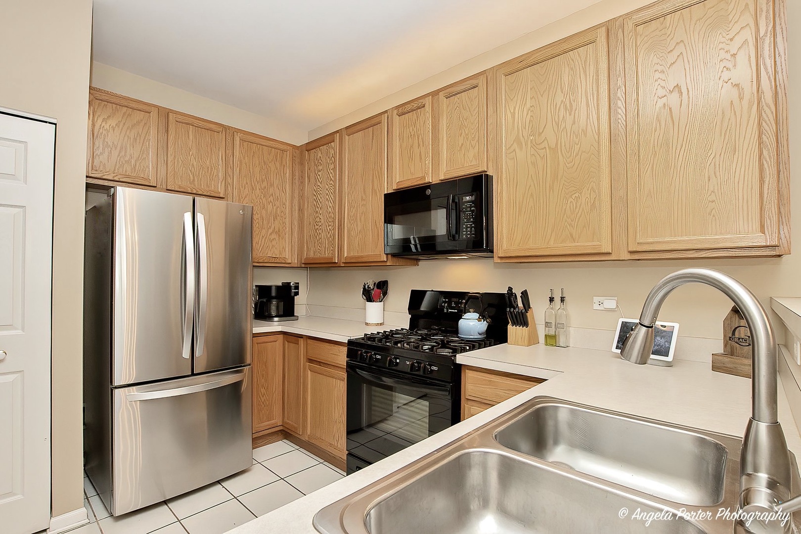 3012 Falling Waters Lane Lindenhurst, IL 60046 - Photo 4 of 21 a kitchen with stainless steel appliances a refrigerator sink and cabinets