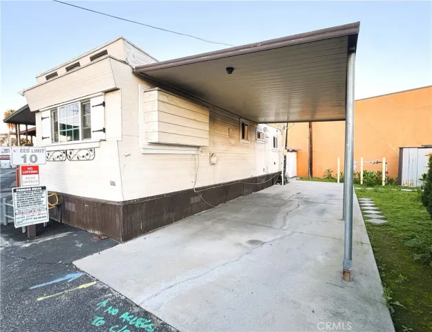 a view of a back yard of the house