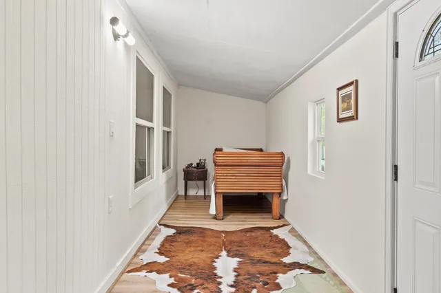 a view of entryway with furniture