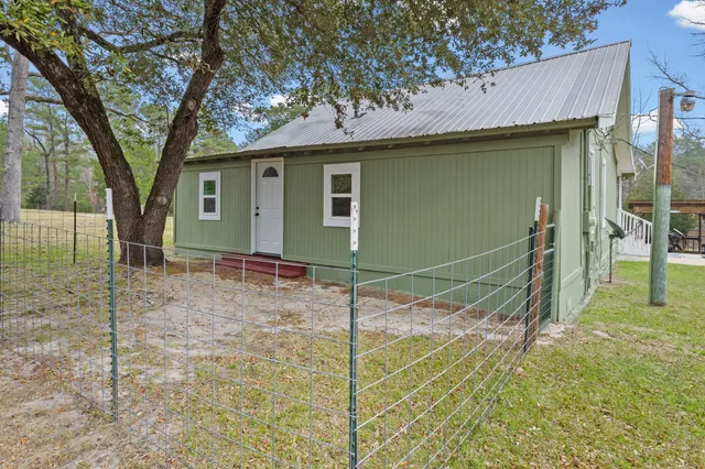 a view of a house with backyard