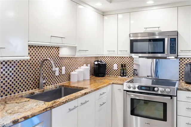 $925,000 | 1212 Benjamin Franklin Drive, Unit 206, Sarasota, FL 34236