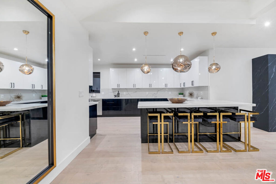 2990 Lakeridge Drive Los Angeles, CA 90068 - Photo 14 of 53 a large kitchen with a table and chairs in it