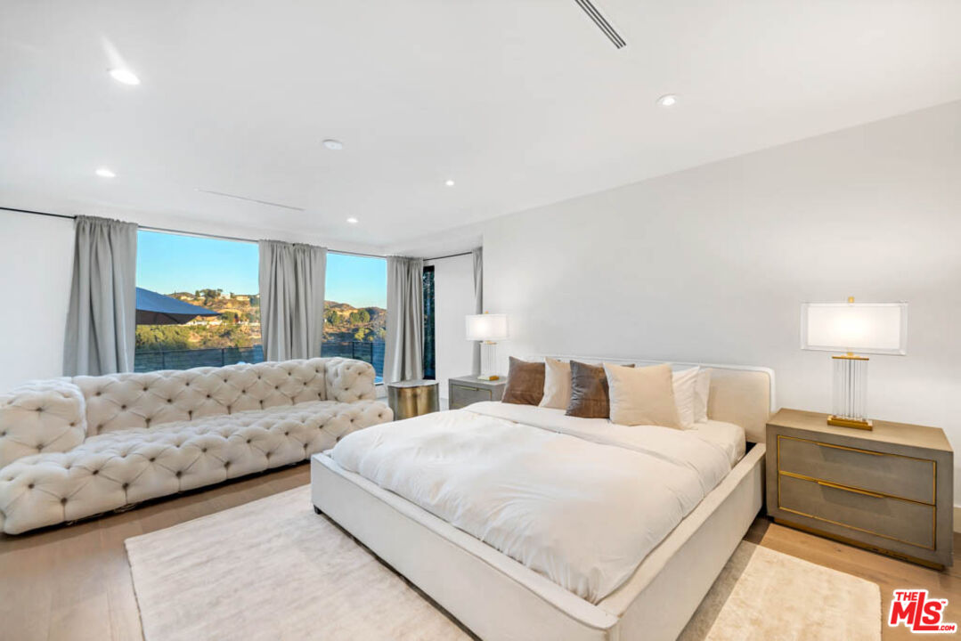 2990 Lakeridge Drive Los Angeles, CA 90068 - Photo 22 of 53 a bedroom with a large bed and a window