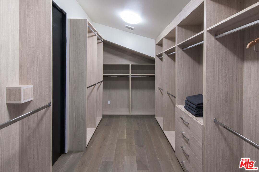2990 Lakeridge Drive Los Angeles, CA 90068 - Photo 27 of 53 a view of walk in closet