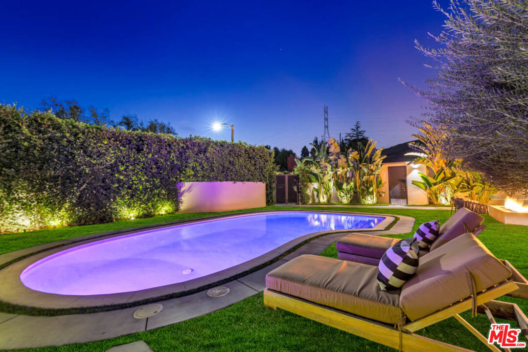 2990 Lakeridge Drive Los Angeles, CA 90068 - Photo 3 of 53 a view of a pool in a backyard