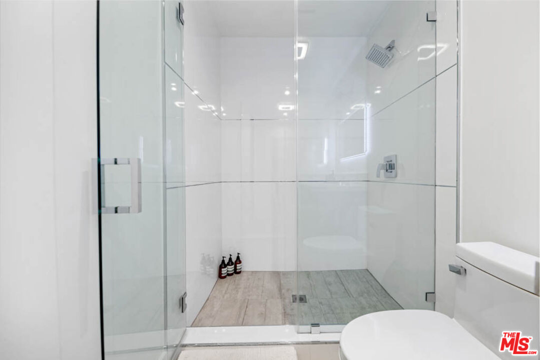 2990 Lakeridge Drive Los Angeles, CA 90068 - Photo 35 of 53 a bathroom with a sink a toilet a shower and mirror