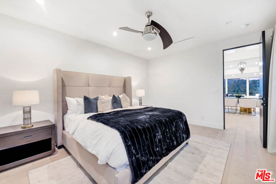2990 Lakeridge Drive Los Angeles, CA 90068 - Photo 36 of 53 a bedroom with a large bed and a lamp