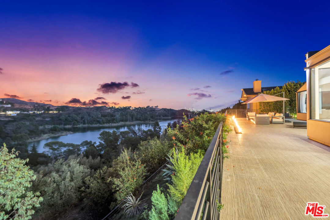 2990 Lakeridge Drive Los Angeles, CA 90068 - Photo 4 of 53 a view of a city