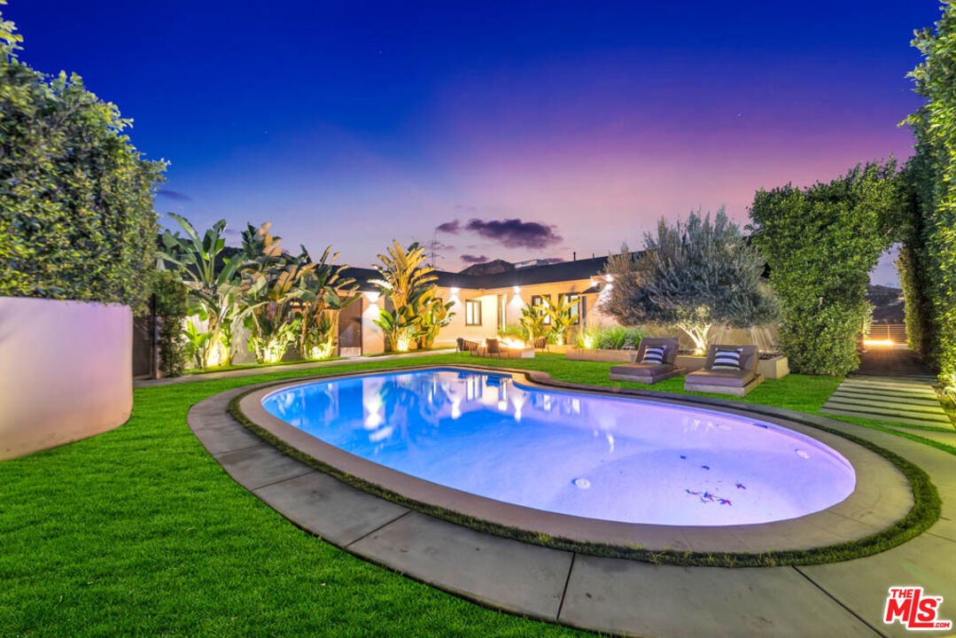 2990 Lakeridge Drive Los Angeles, CA 90068 - Photo 52 of 53 a view of a swimming pool with a yard