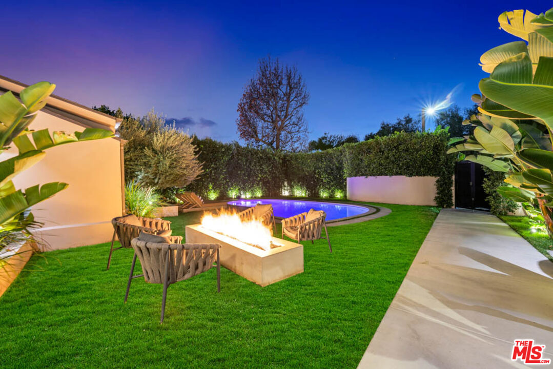 2990 Lakeridge Drive Los Angeles, CA 90068 - Photo 53 of 53 a view of a backyard with a garden and entertaining space