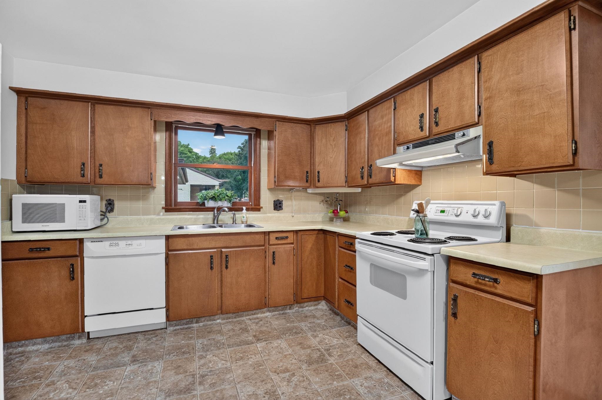 926 East Byrd Street Appleton, WI 54911 - Photo 6 of 34