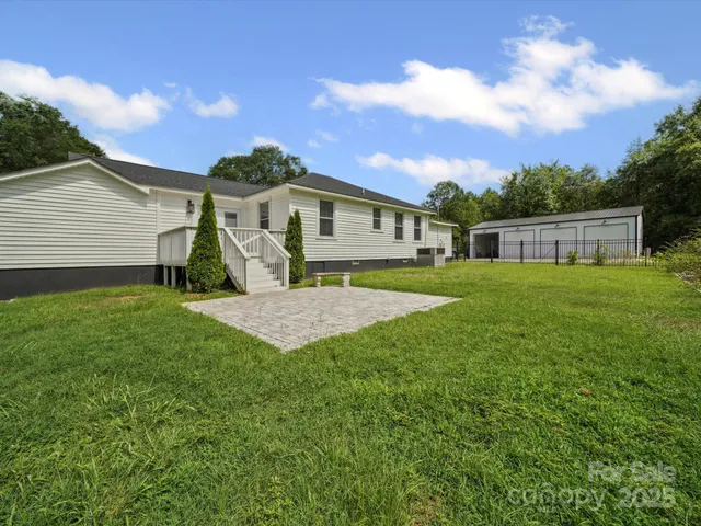 a view of a yard in front of house with a yard