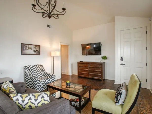 $2,200 | 937 St Louis Street, Unit 3, New Orleans, LA 70112