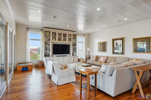 $800,000 | 5318 Privateer Boulevard, Barataria, LA 70036