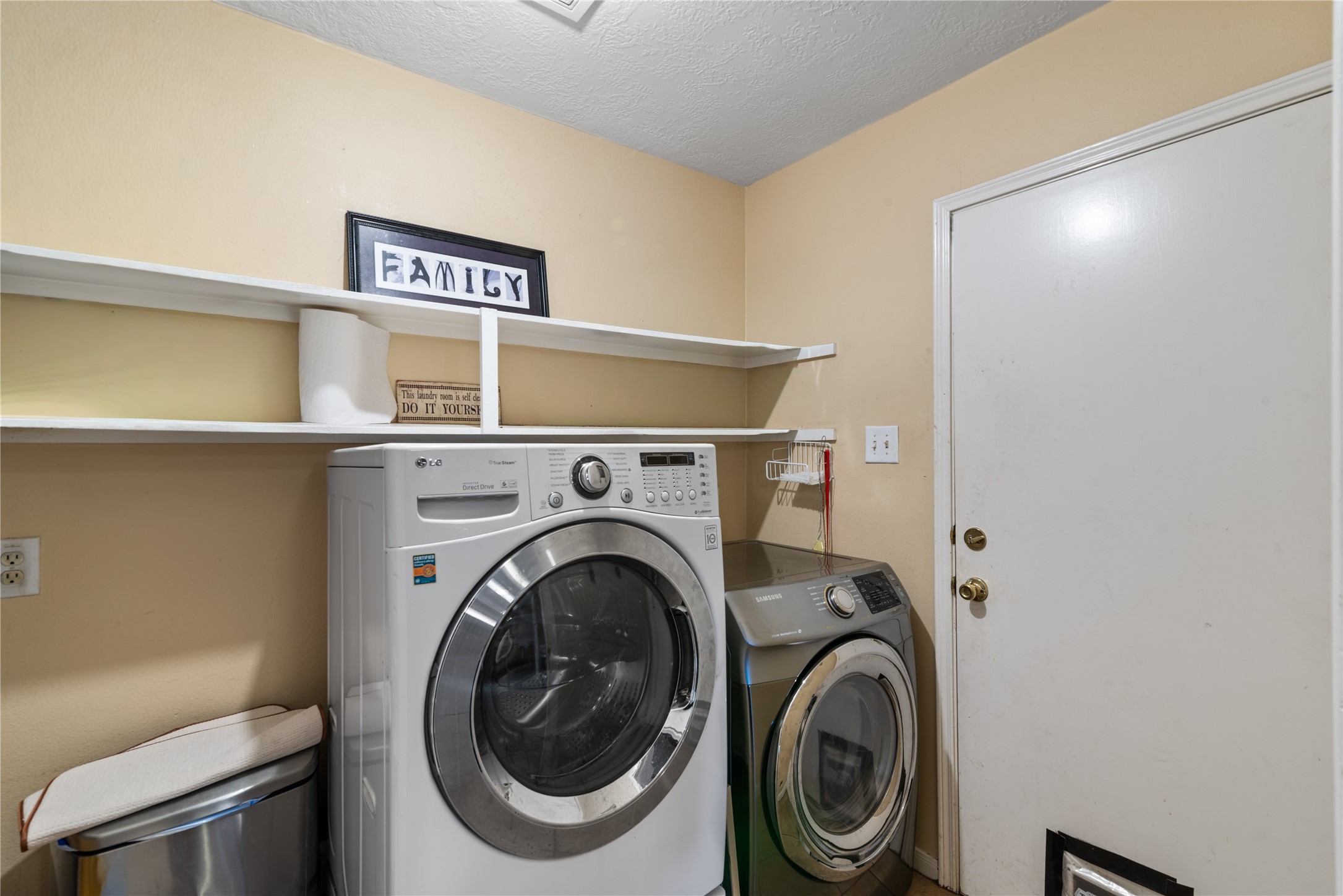 3727 Oaklace Drive Spring, TX 77389 - Photo 31 of 37 a view of livingroom with washer and dryer