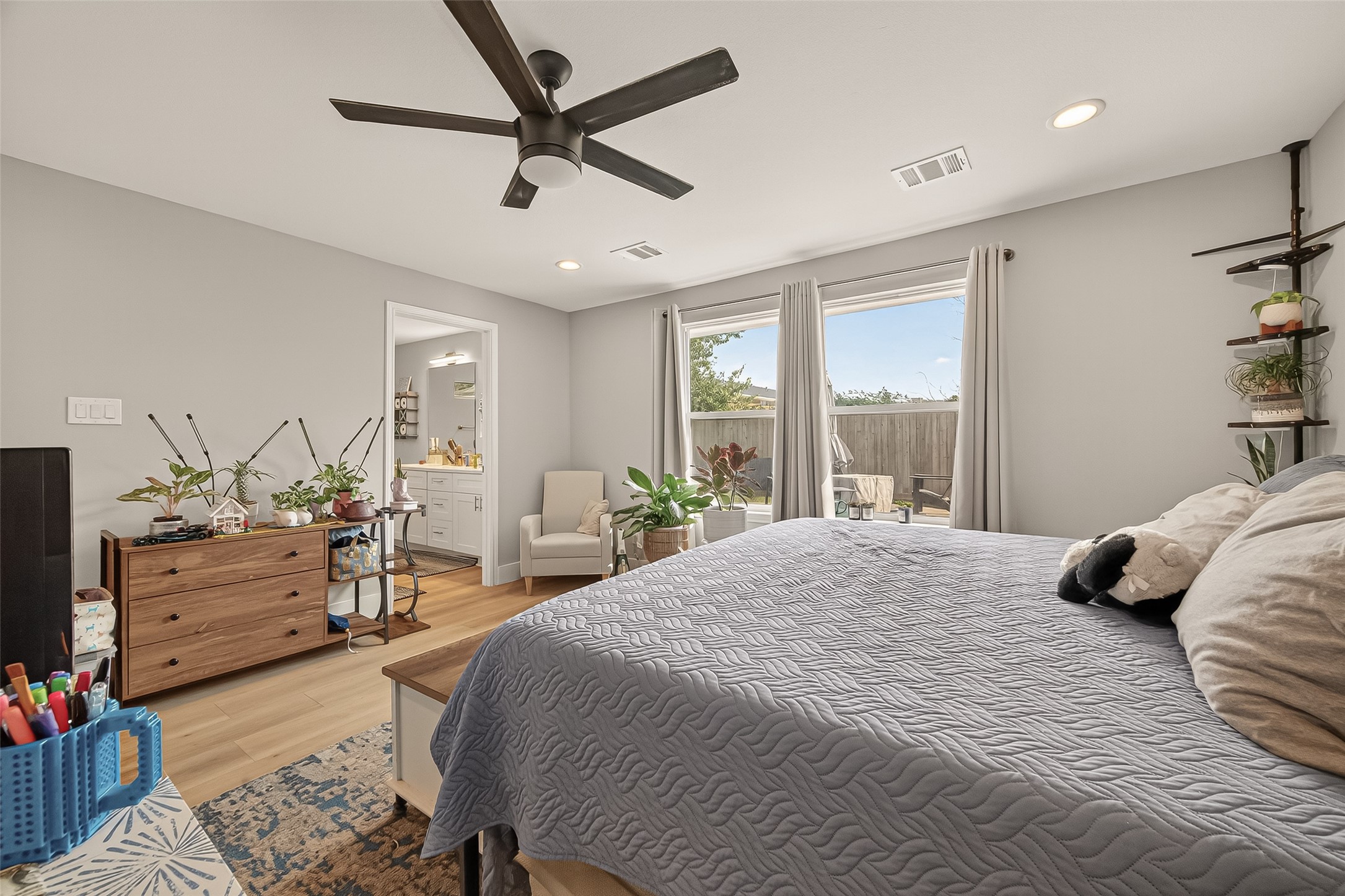 802 Nashua Street Houston, TX 77008 - Photo 8 of 16 a bedroom with a bed and a dresser