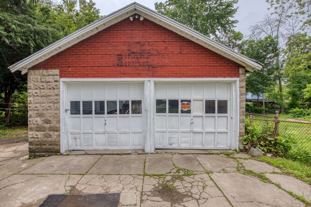 235 Pendleton Avenue Springfield, MA 01109 - Photo 11 of 37