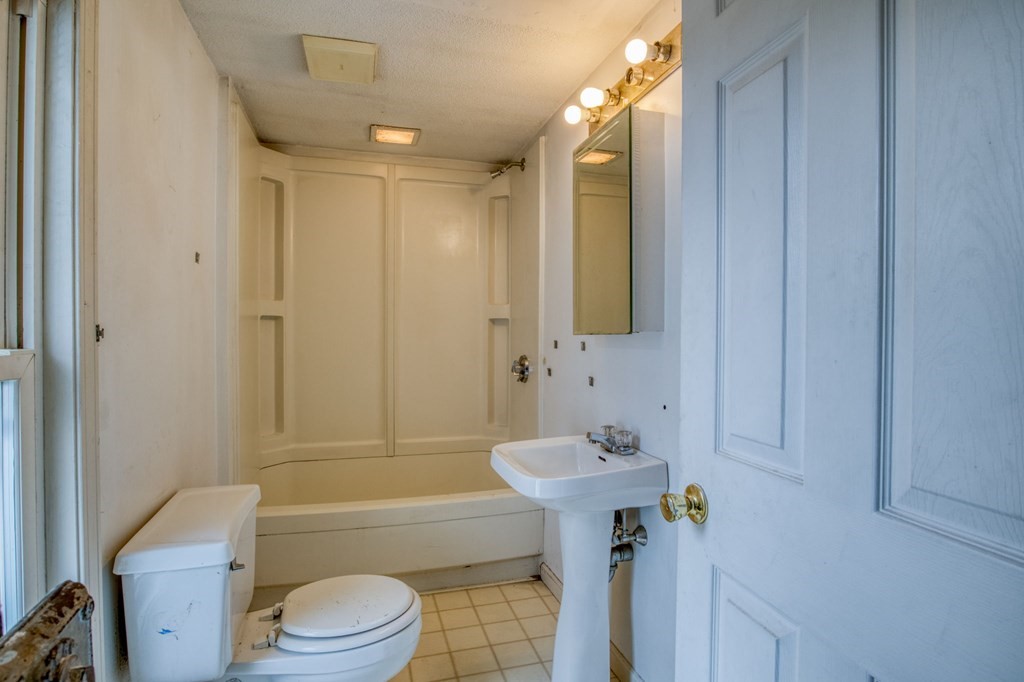 235 Pendleton Avenue Springfield, MA 01109 - Photo 29 of 37
