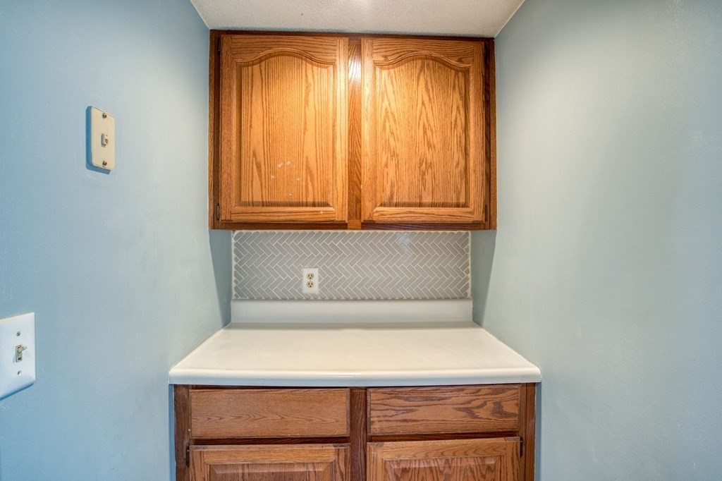 235 Pendleton Avenue Springfield, MA 01109 - Photo 3 of 37