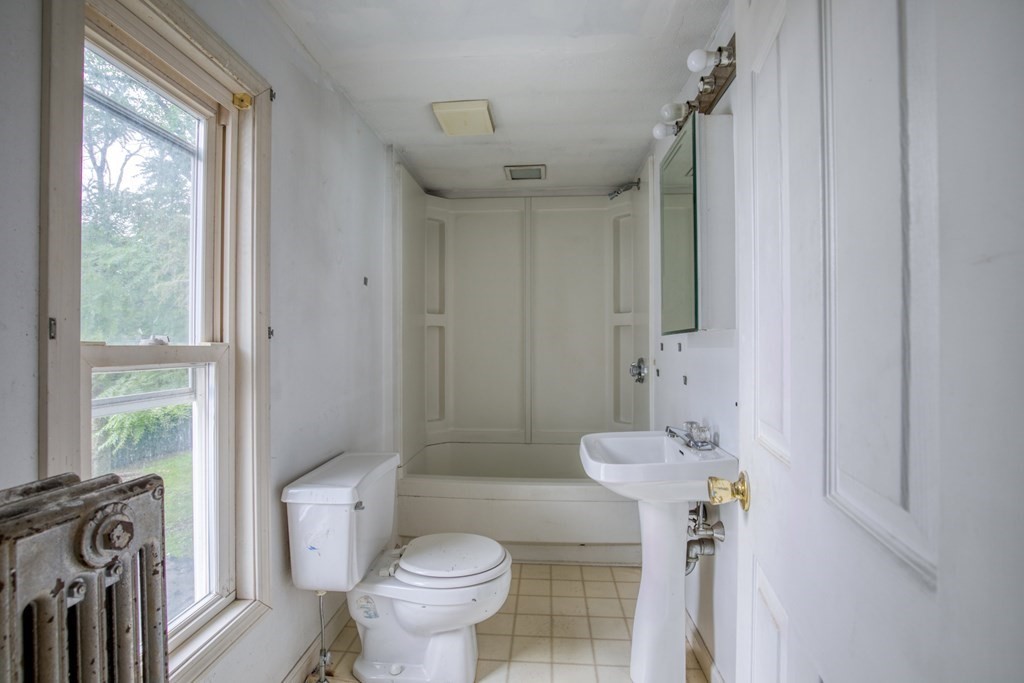 235 Pendleton Avenue Springfield, MA 01109 - Photo 4 of 37
