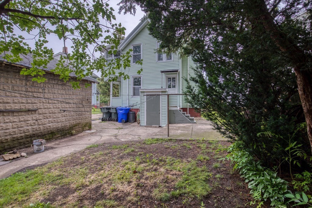235 Pendleton Avenue Springfield, MA 01109 - Photo 7 of 37