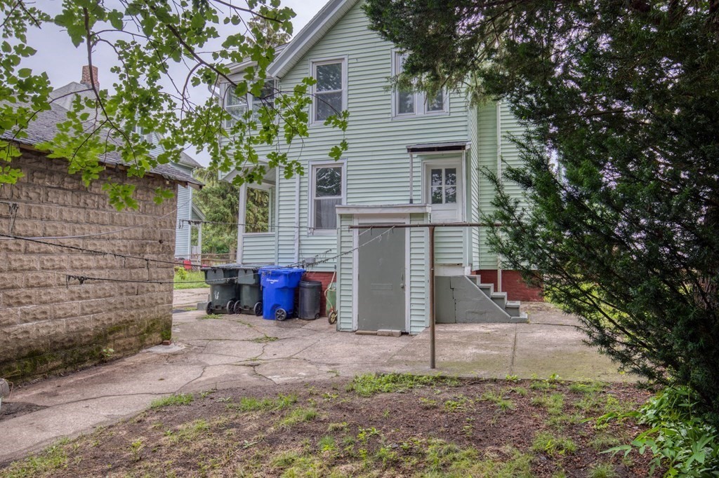 235 Pendleton Avenue Springfield, MA 01109 - Photo 8 of 37