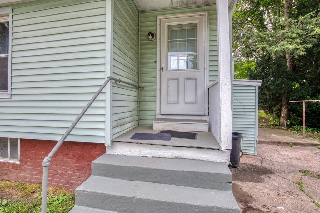 235 Pendleton Avenue Springfield, MA 01109 - Photo 10 of 37