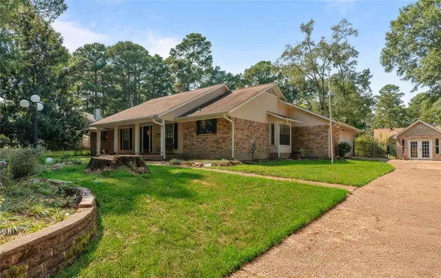 a view of livingroom with furniture