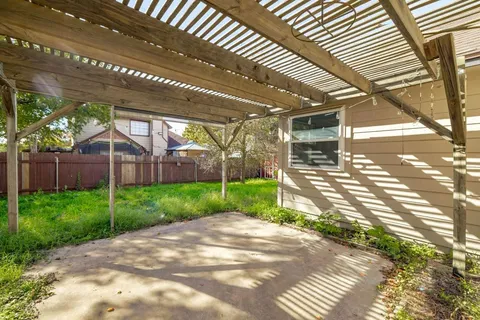 a view of a backyard with pathway